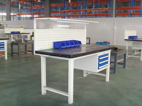 天津工作臺(tái)背板工作臺(tái)圖片