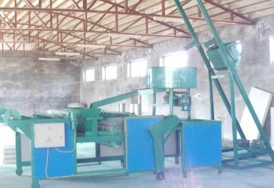 大量供應(yīng)養(yǎng)雞保溫板設(shè)備圖片