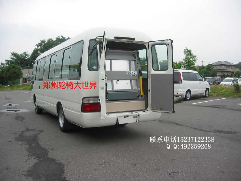 供應(yīng)手動(dòng)折疊收納型輪椅升降機(jī)