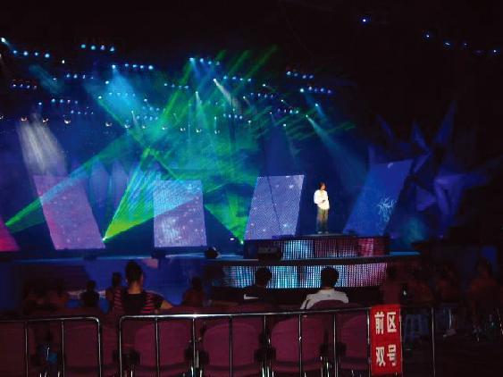 旋轉(zhuǎn)升降舞臺升降機圖片