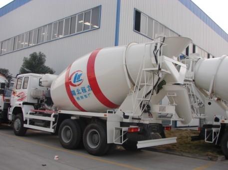 供應(yīng)重汽水泥攪拌車工程建設(shè)的好幫手
