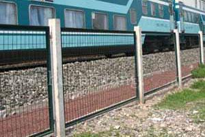 供應鐵路護欄網廠，護欄網規(guī)格，護欄網價格，鐵路防攀網