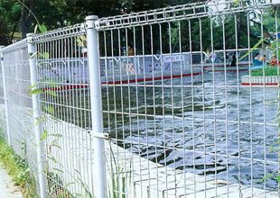 供應(yīng)雙圈護(hù)欄網(wǎng)，小區(qū)護(hù)欄網(wǎng)、小區(qū)隔離柵、市政隔離柵、園林防護(hù)網(wǎng)