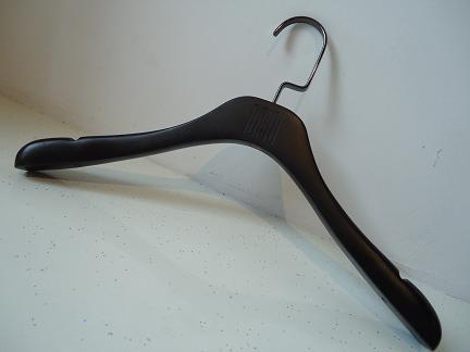 供應(yīng)展示實(shí)木衣架//*時(shí)裝店面衣架