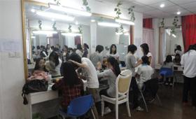 彩妝培訓(xùn)學(xué)校/福州化妝培訓(xùn)/盤發(fā)圖片