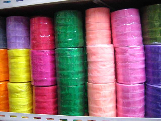 供應(yīng)現(xiàn)貨彩帶絲帶色丁帶滌綸帶包裝帶 現(xiàn)貨彩帶絲帶色丁帶滌綸帶包裝帶廠