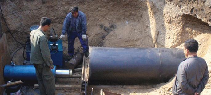 供應(yīng)路通過路頂管施工隊