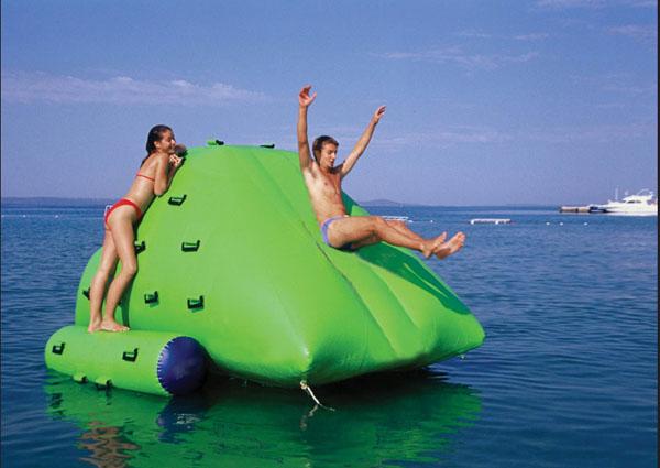 水上娛樂充氣設(shè)備圖片
