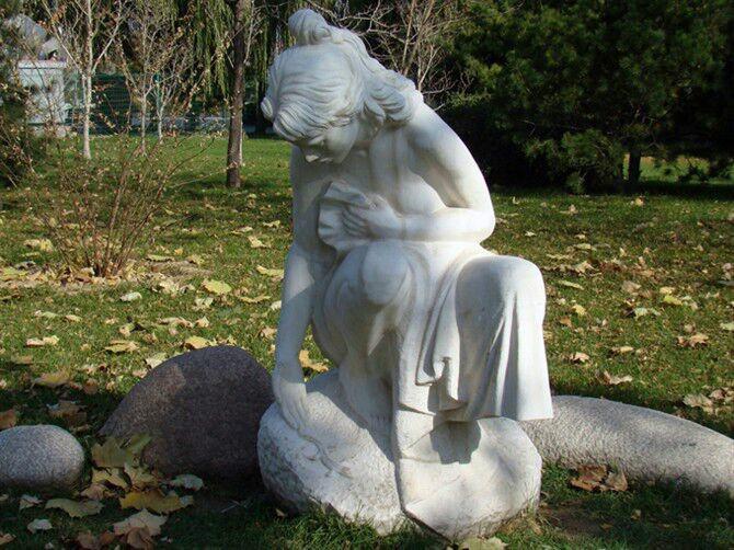 供應(yīng)玻璃鋼花苑雕塑