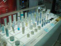 供應(yīng)亞克力化妝品臺(tái) 亞克力化妝品臺(tái)批發(fā) 歡迎來(lái)圖來(lái)樣定制