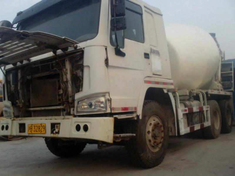 供應(yīng)豪沃10方攪拌車哪里有？二手?jǐn)嚢柢?3701684758