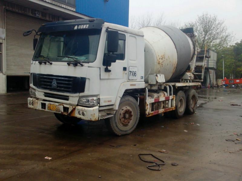 供應(yīng)豪沃10方攪拌車哪里有？二手?jǐn)嚢柢?3701684758