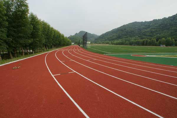 塑胶跑道多少钱，塑胶跑道施工，塑胶场地施工