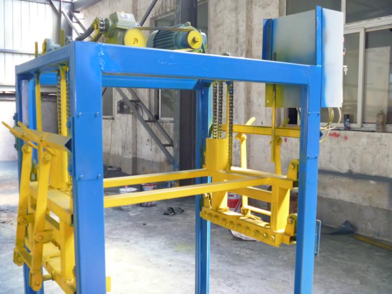 供應(yīng)最能與運(yùn)磚叉車配套的碼垛機(jī)