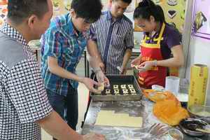 供應生日蛋糕/面包烘焙全科班 深圳創(chuàng)富餐飲蛋糕面色烘焙做法大全培訓