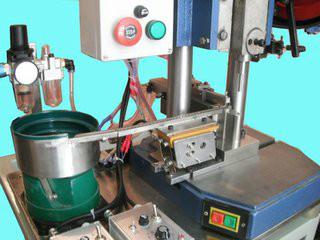 供應(yīng)全自動(dòng)鉚線機(jī)，全自動(dòng)插頭鉚線機(jī)，全自動(dòng)插頭鉚壓機(jī)