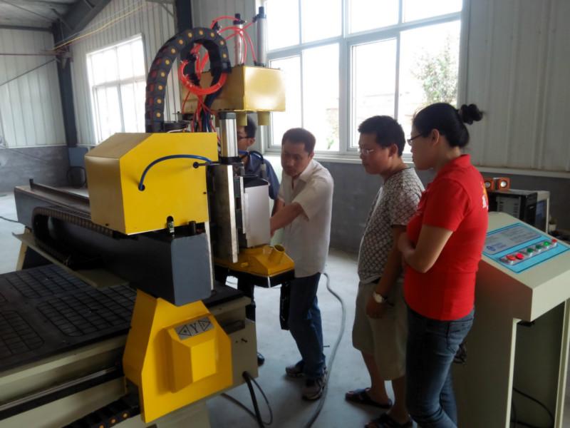 供應(yīng)CNC木業(yè)雕刻機(jī)、全國(guó)統(tǒng)一銷售、青島批發(fā)零售