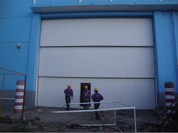 供應電動大型配重滑升門