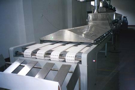 供應(yīng)微波紙箱烘干機微波干燥殺菌設(shè)備YN-30KW