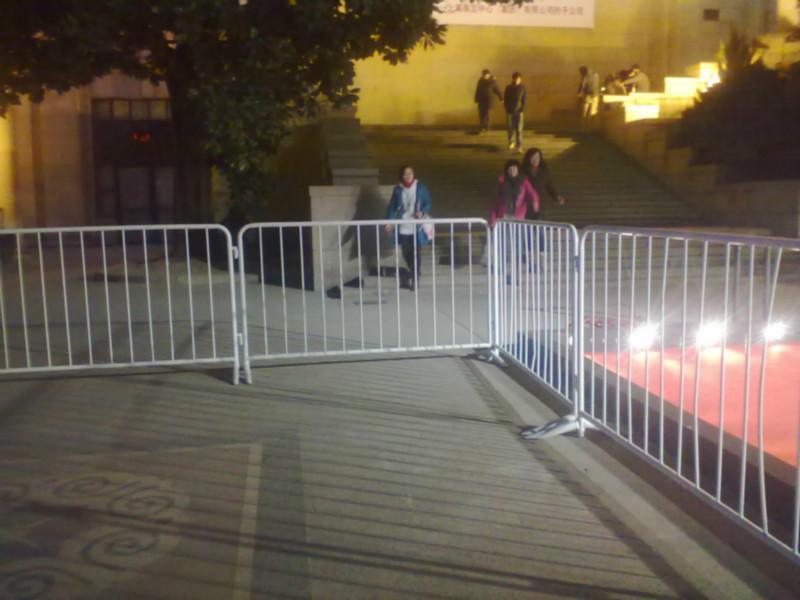 上海白色鐵馬護(hù)欄出租圖片