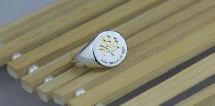 供應(yīng)深圳廠家時尚銀戒指訂做畢業(yè)戒指