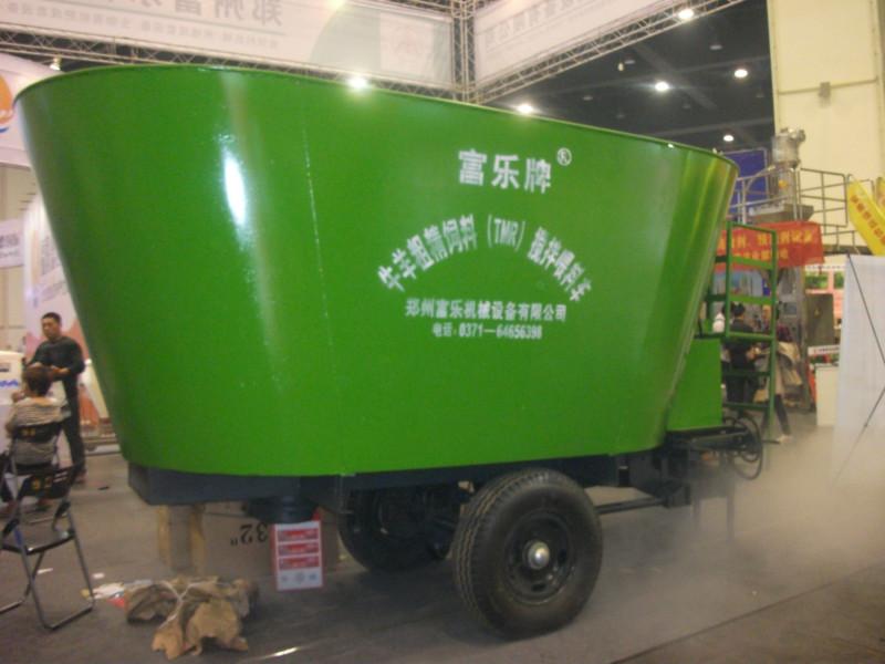 供應牛羊自動喂料車牛羊喂料設備廠家直銷自動喂料車