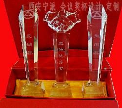 供應(yīng)西安水晶各種擺件水晶獎(jiǎng)杯大量定做刻字