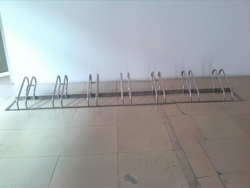 供應(yīng)新恒安*生銹卡位式自行車停車架