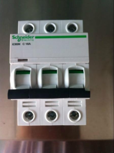 供應(yīng)青島施耐德電氣空氣開關(guān)iC65N