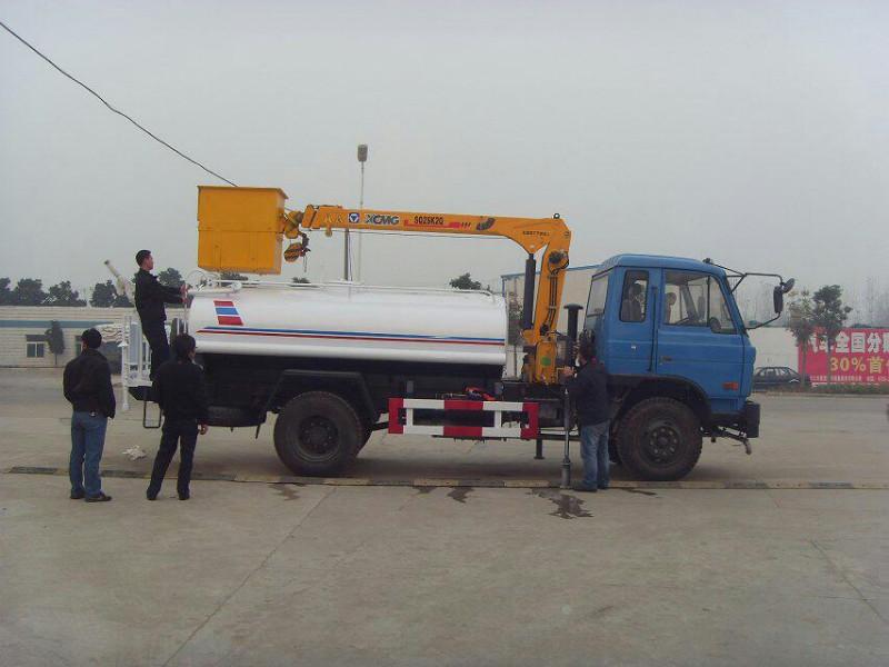 供應(yīng)灑水車多少錢一臺多功能灑水車隨車吊灑水車