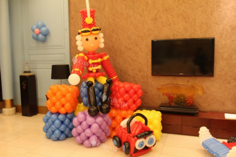 供應(yīng)氣球賽車(chē)/氣球士兵/氣球編織造型/寶寶宴氣球裝飾/成都?xì)馇蛟煨?  title=
