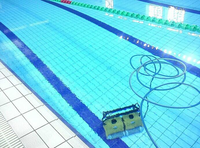 供應(yīng)青島海豚22游泳池吸污機(jī)