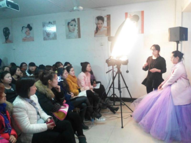 供應(yīng)洛陽時尚魅影化妝學(xué)校多位名師授課