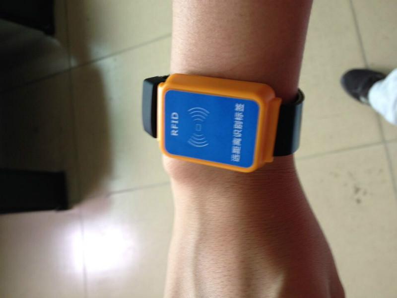 供應(yīng)2.4G防拆卸手腕帶 臺(tái)鼎手腕帶 2.4G手腕標(biāo)簽 2.4G手環(huán)碗帶