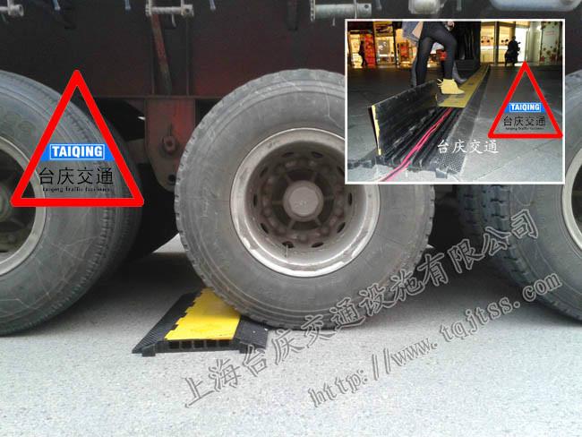 護線橋減速帶圖片